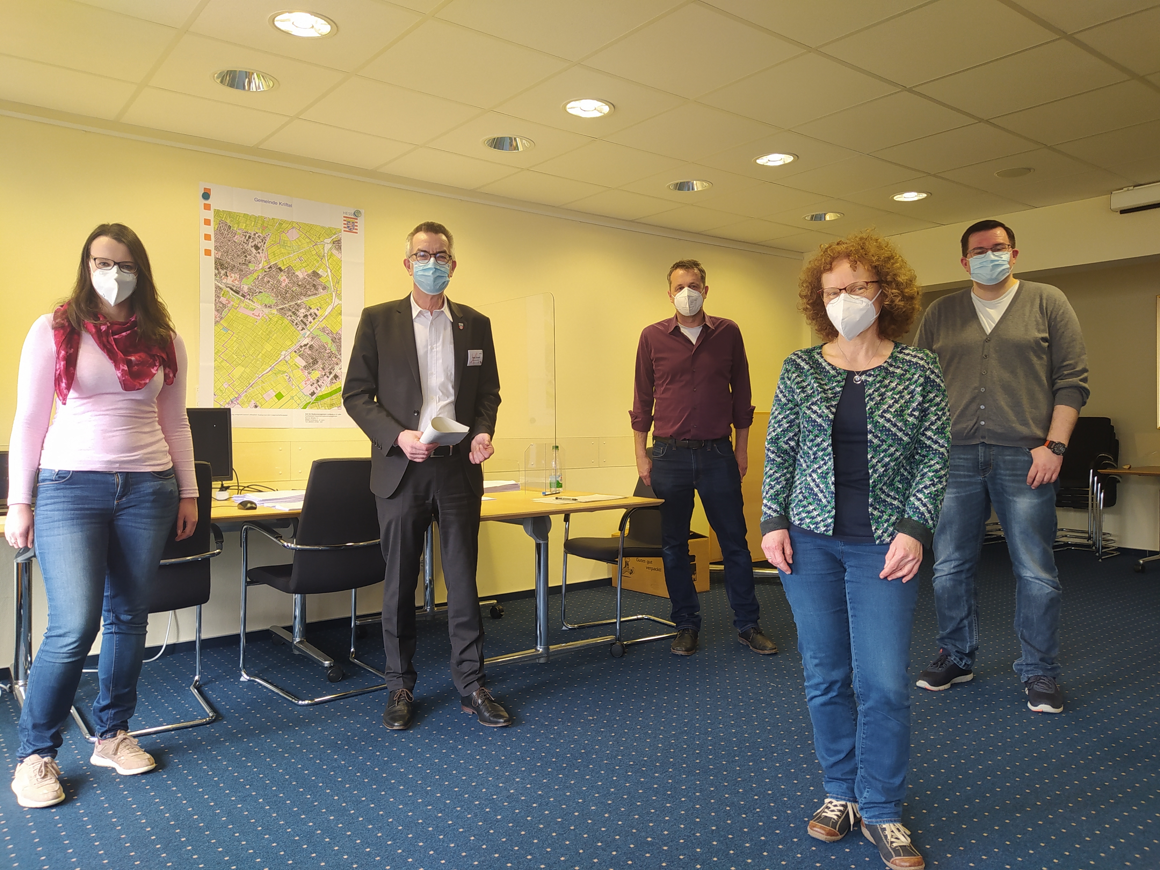 Das Team Wahlen mit Masken in Saal II.