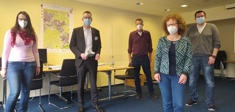 Das Team Wahlen mit Masken in Saal II.