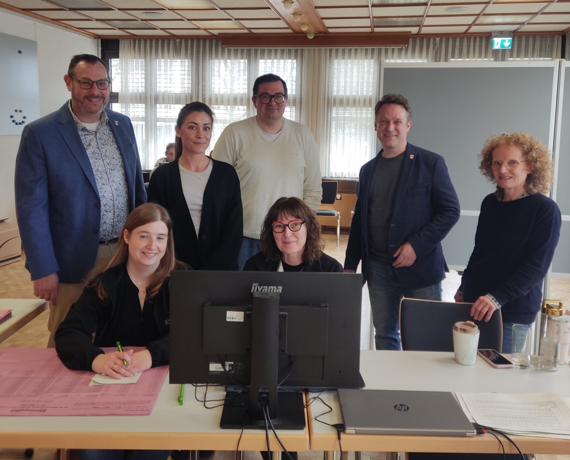 Das Team Wahlen im Auszählungsraum.
