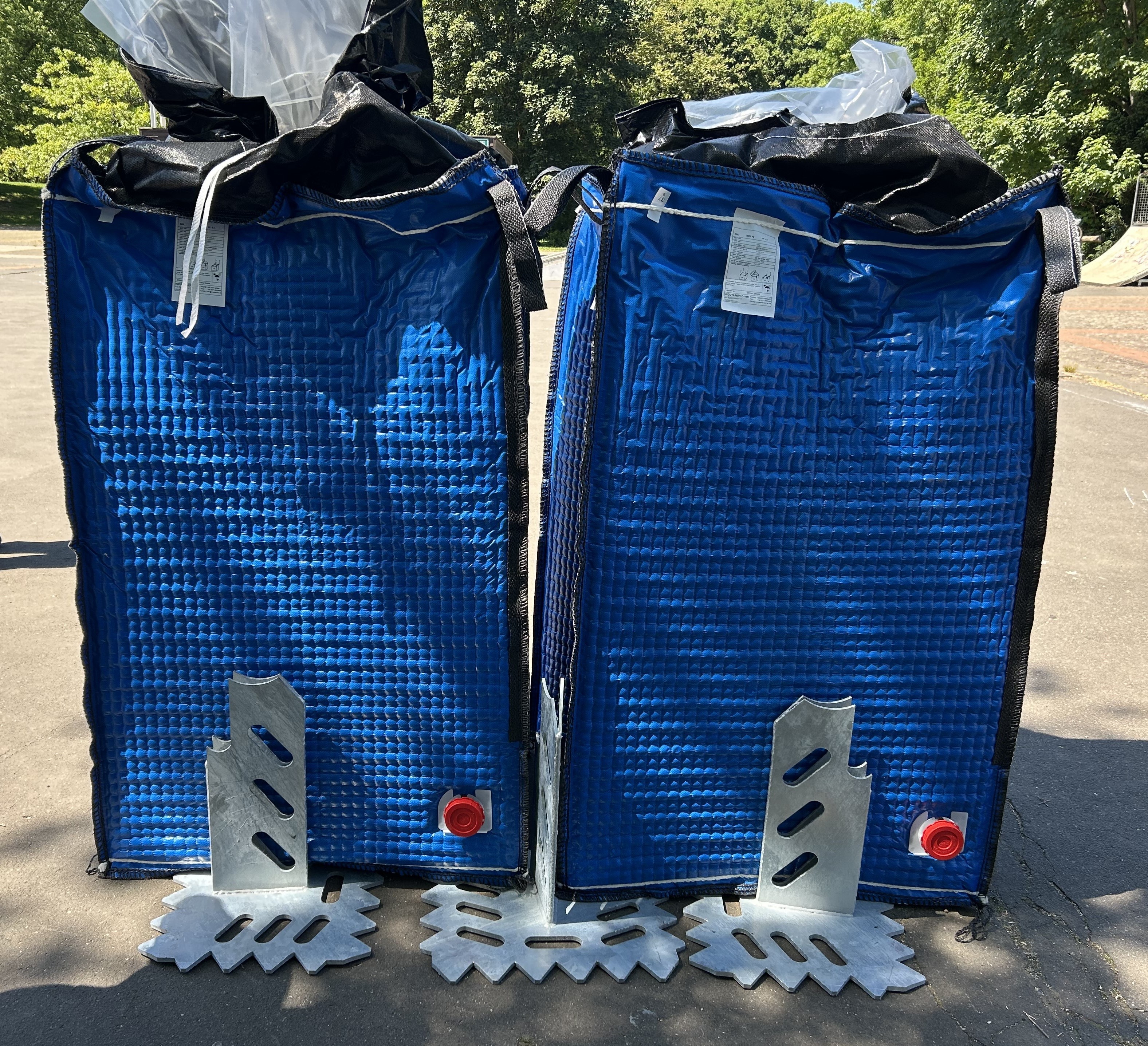 Zwei blaue Indutainer.