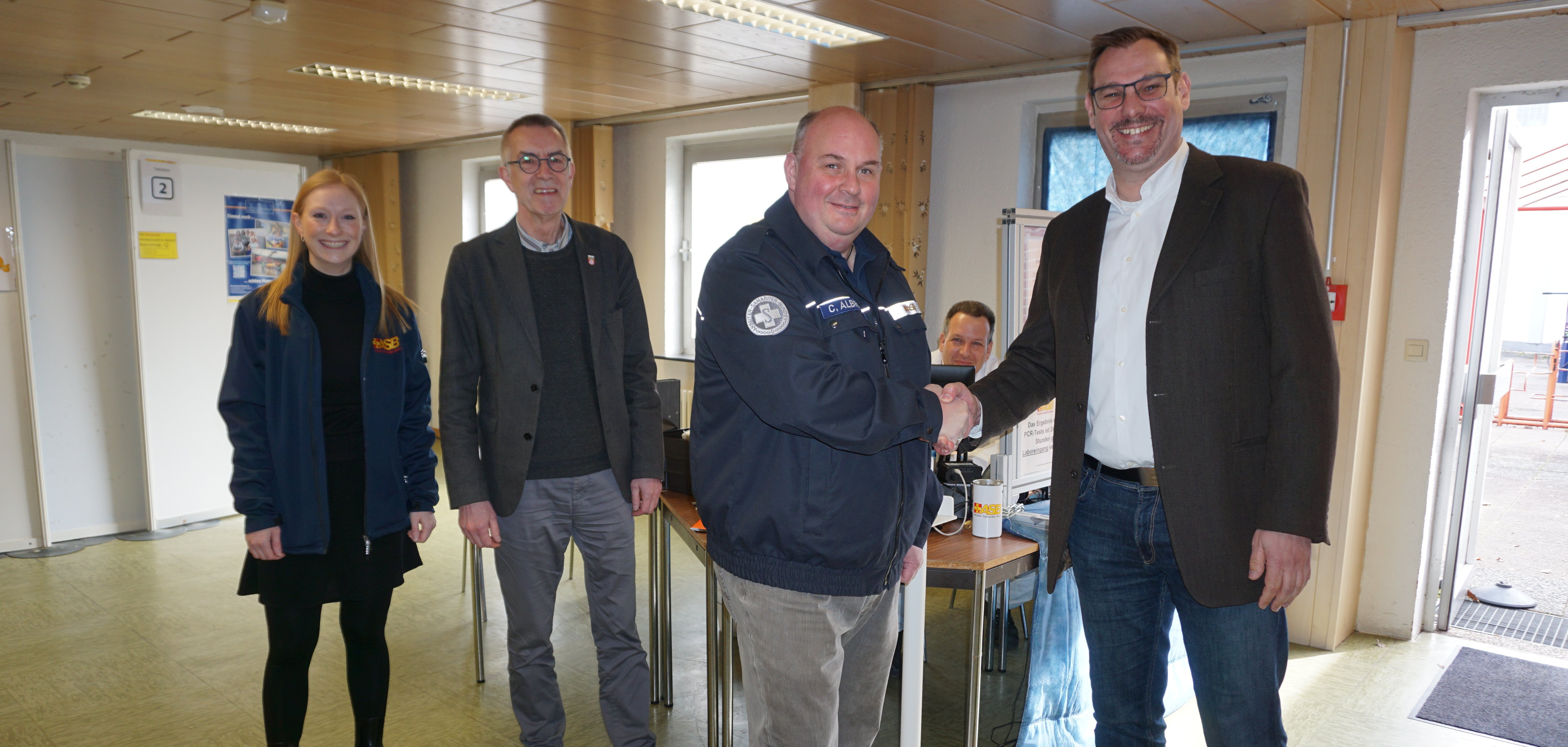 Seitz und Jirasek bedanken sich bei den Verantwortlichen des ASB.