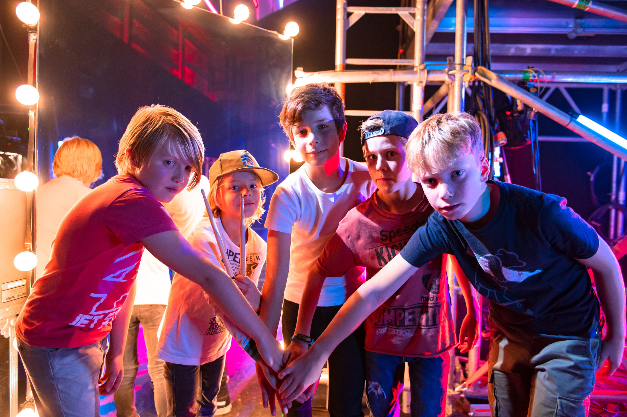 Die fünf Jungs von "De Breaks" im Studio.