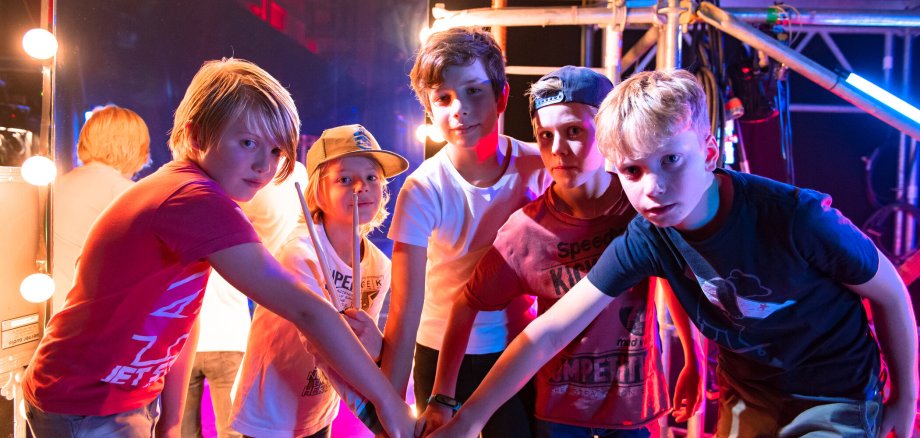 Die fünf Jungs von "De Breaks" im Studio.