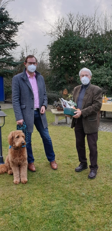 Theo Fetzer mit Bürgermeister und dessen Hund im Garten.