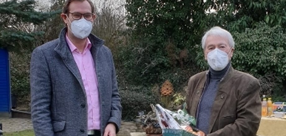 Theo Fetzer mit Bürgermeister und dessen Hund im Garten.