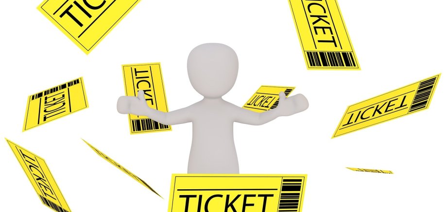 Um ein graues Männchen fliegen viele Tickets herum.