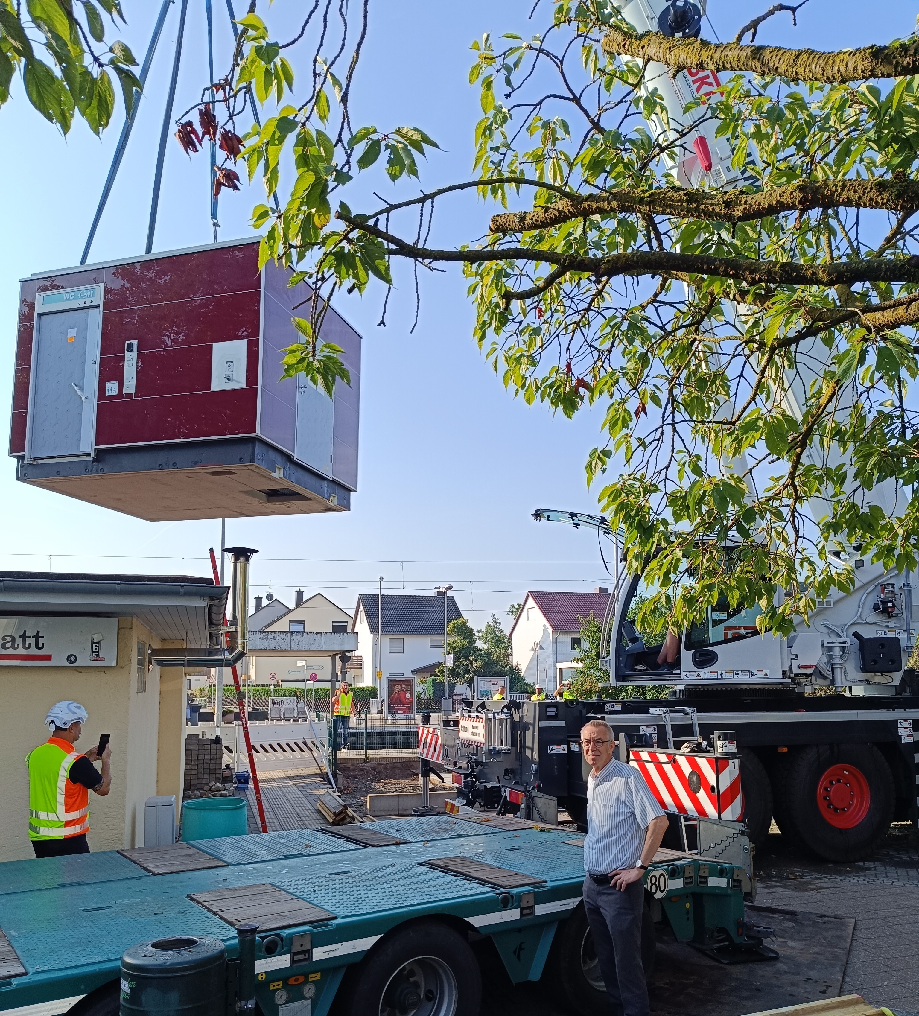 Ein roter Cubus hängt am Kran.