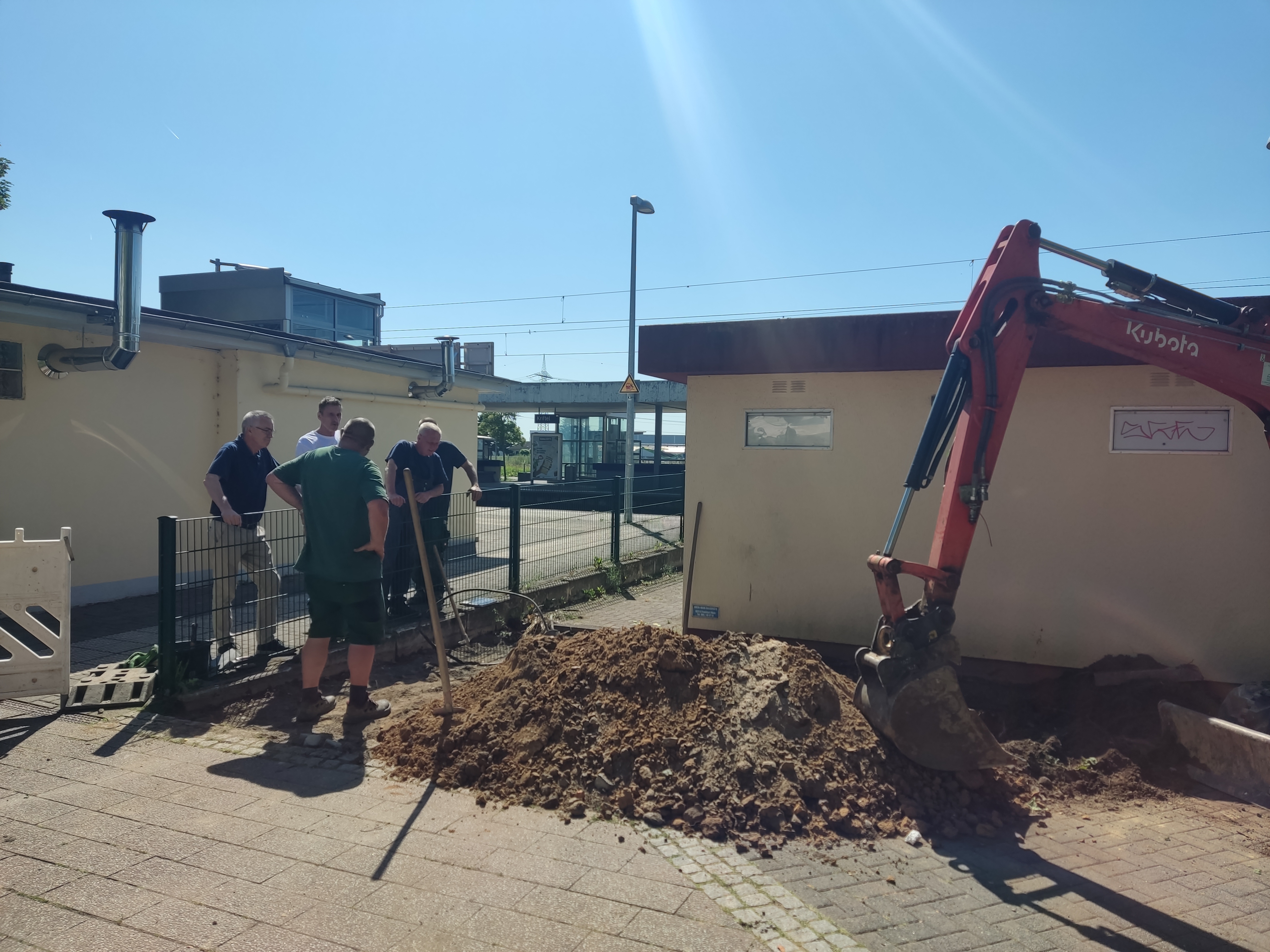 Ein Bagger an der alten Toilettenanlage.