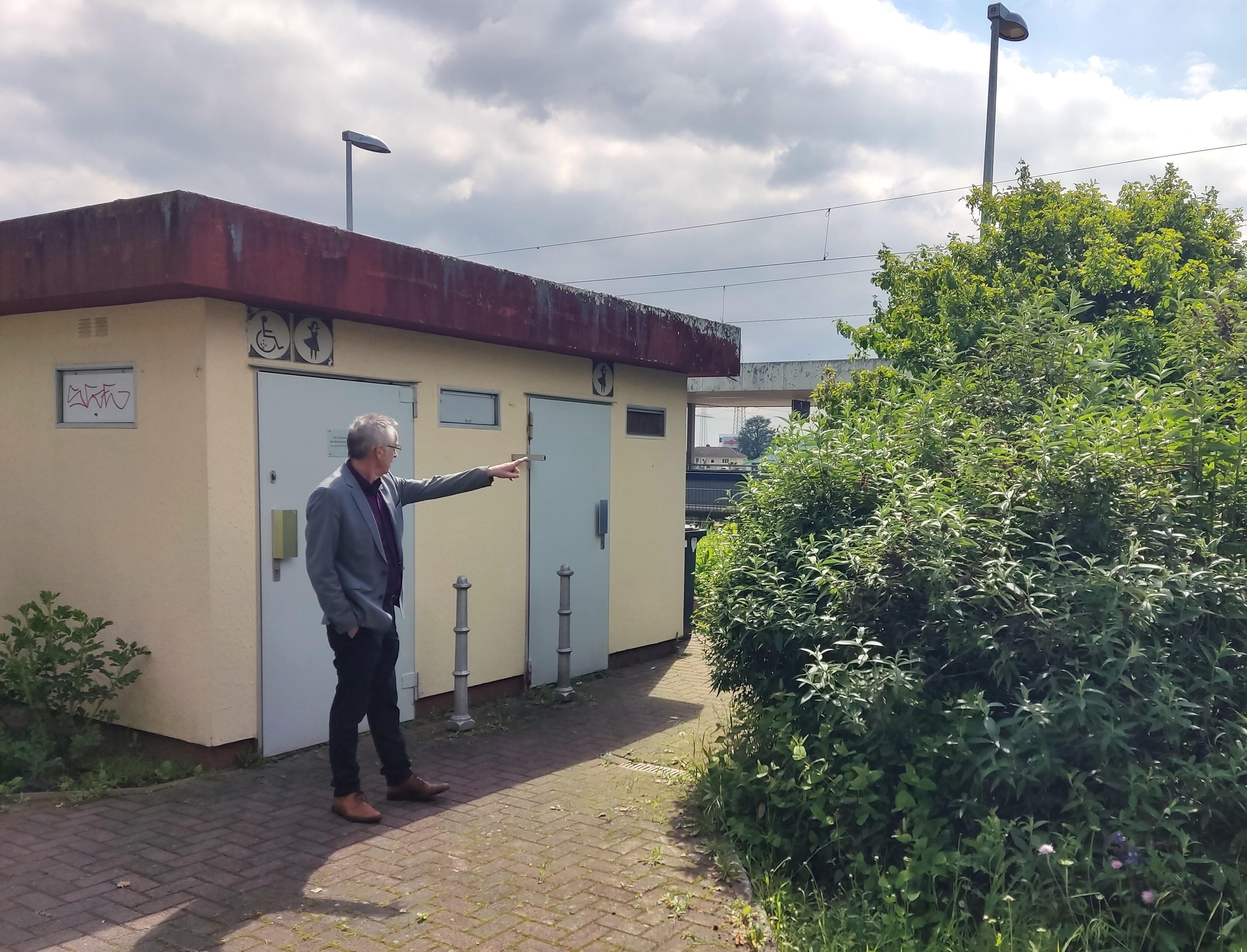 Jirasek neben der alten WC-Anlage.