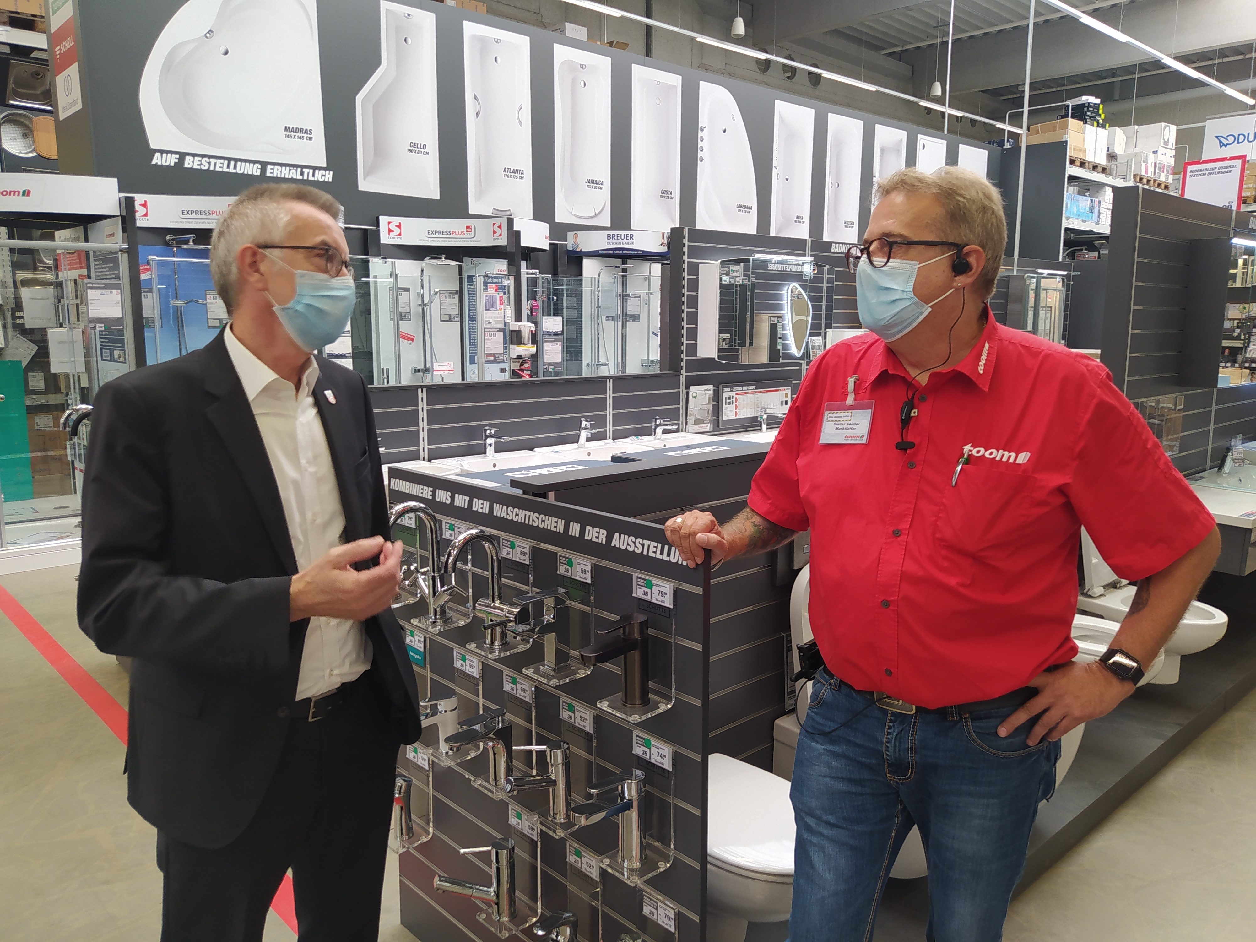 Jirasek und Seidler im Gespräch im Baumarkt.