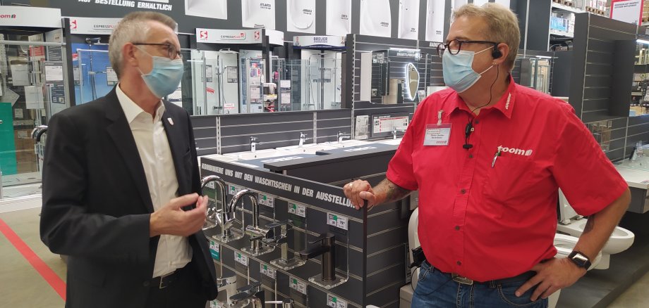 Jirasek und Seidler im Gespräch im Baumarkt.