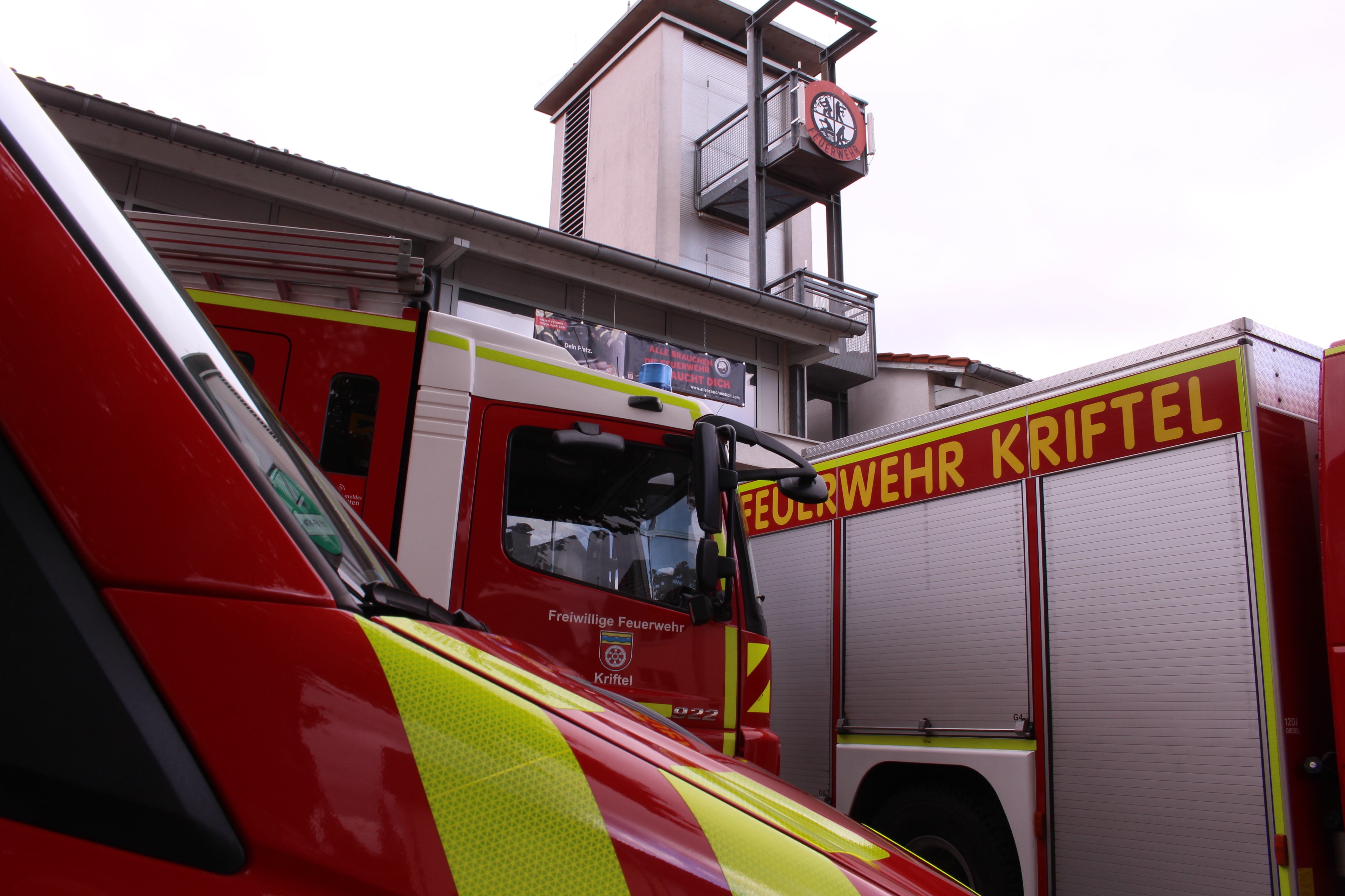 Feuerwehrautos vor dem Feuerwehrgebäude in Kriftel beim Tag der offenen Tür.