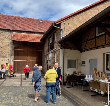 Besucher im Hof.