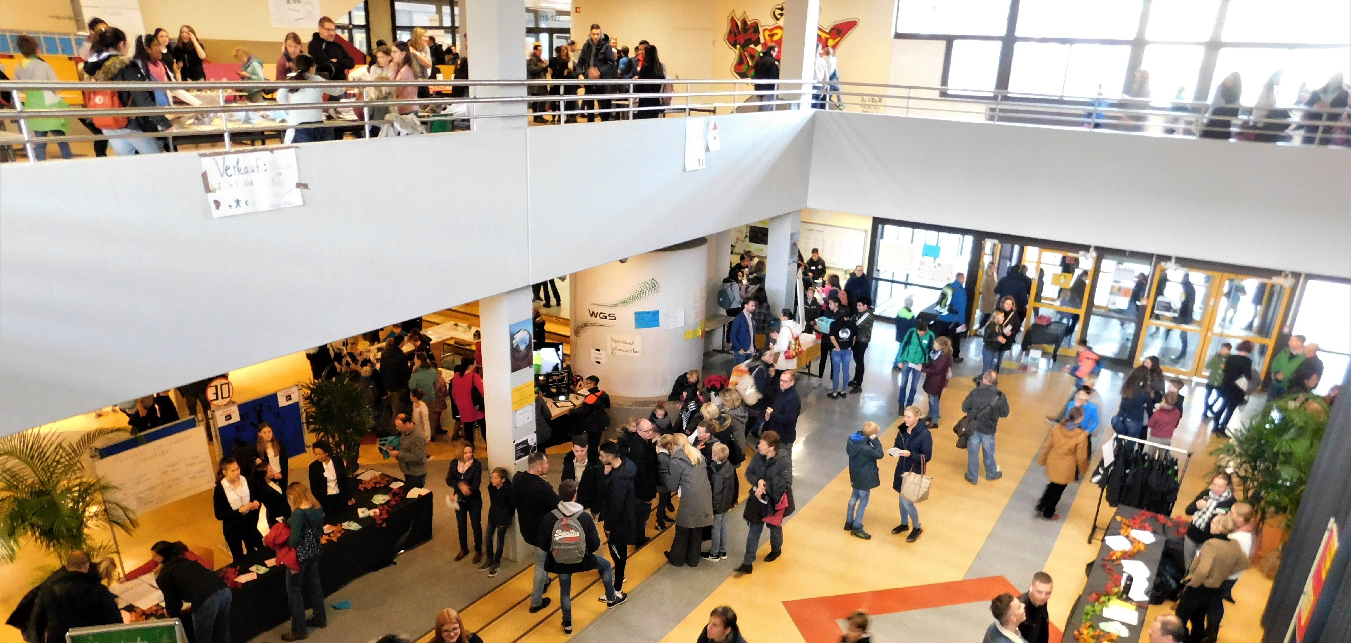 Foyer und Aula der WGS mit Besuchern gut gefüllt.
