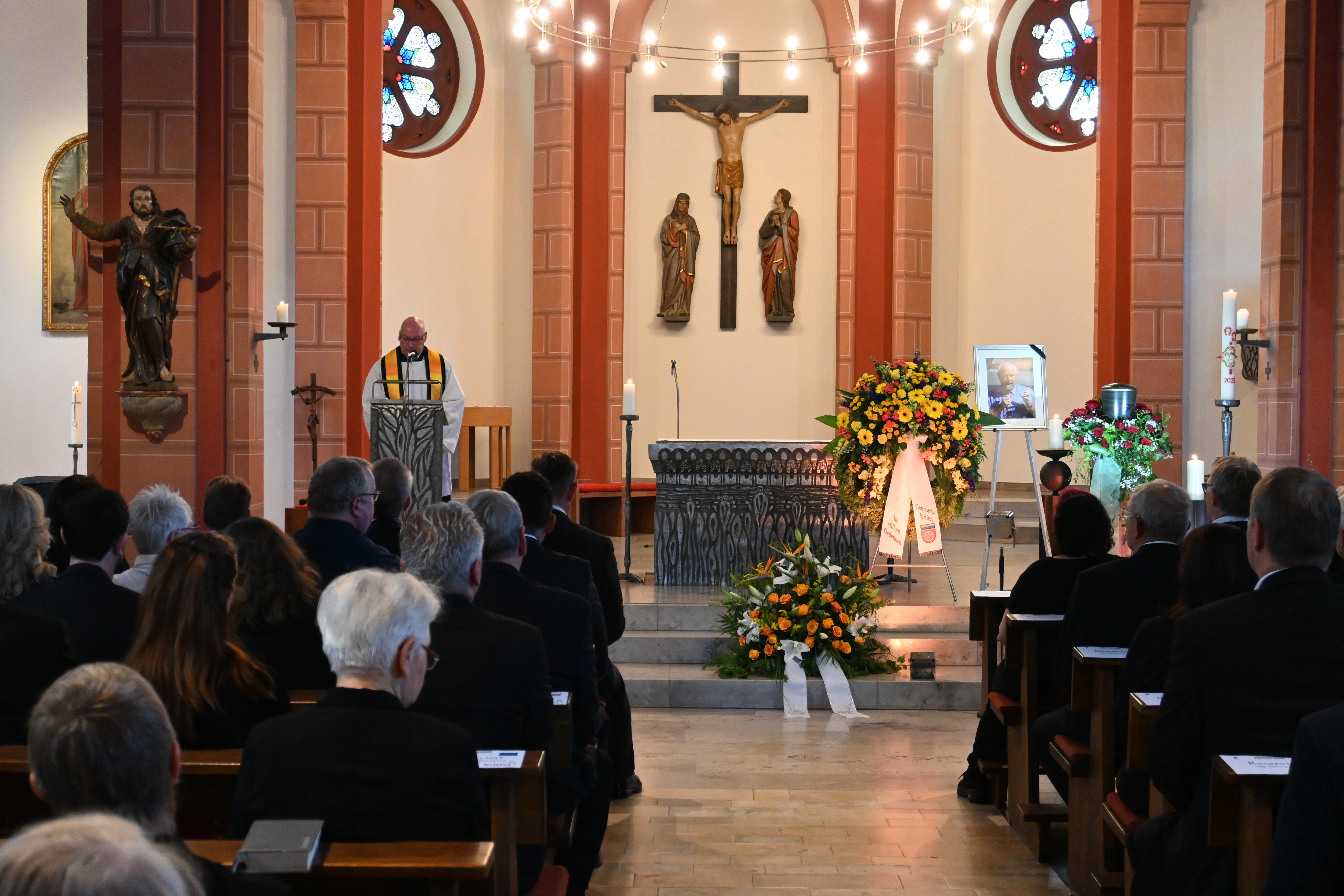 Die vollbesetzte Kirche.