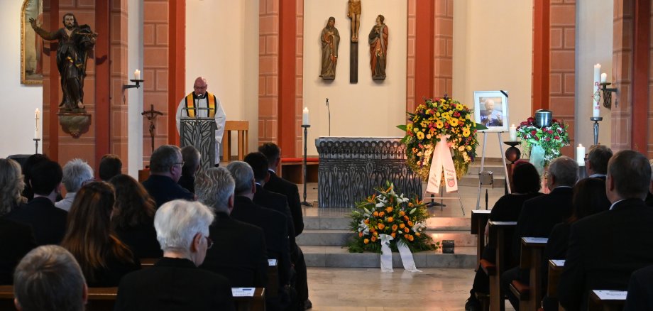 Die vollbesetzte Kirche.