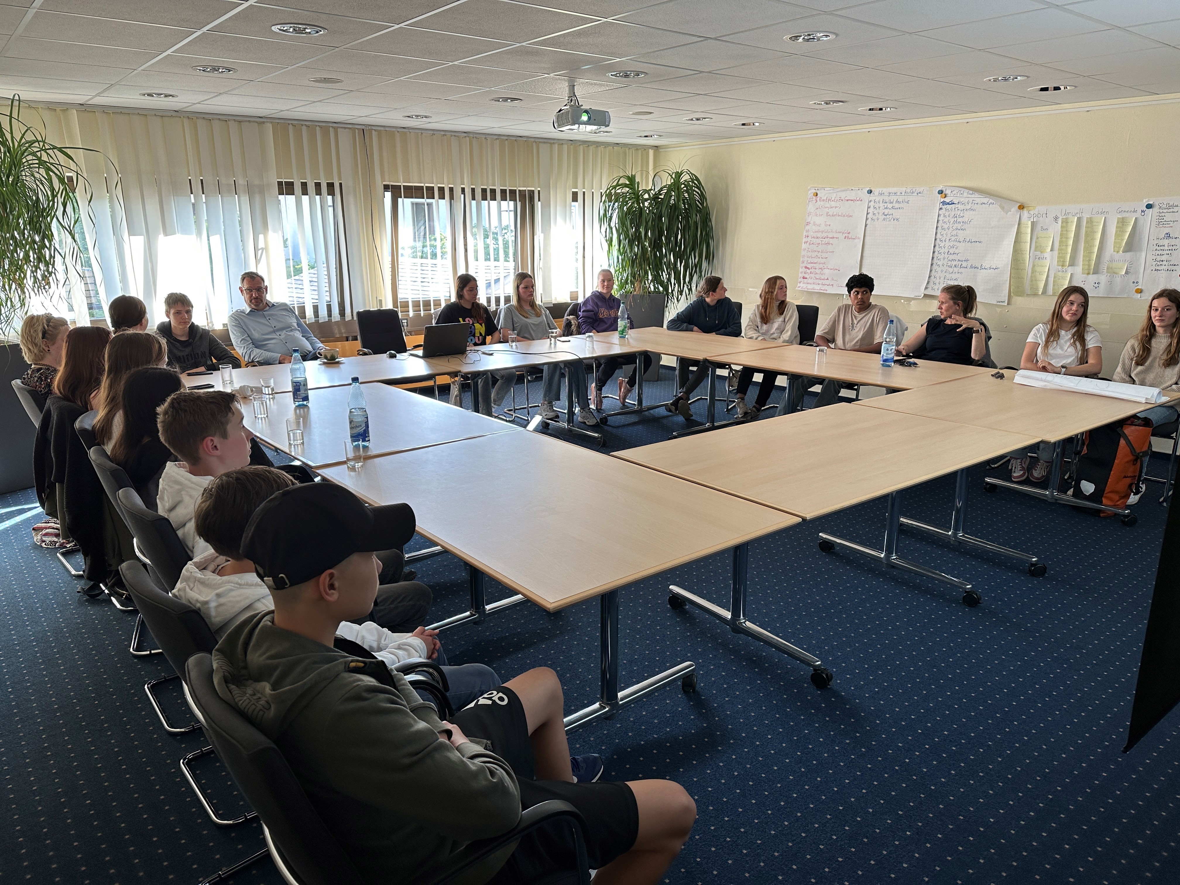 Die Jugendlichen im Saal beim Brainstorming.