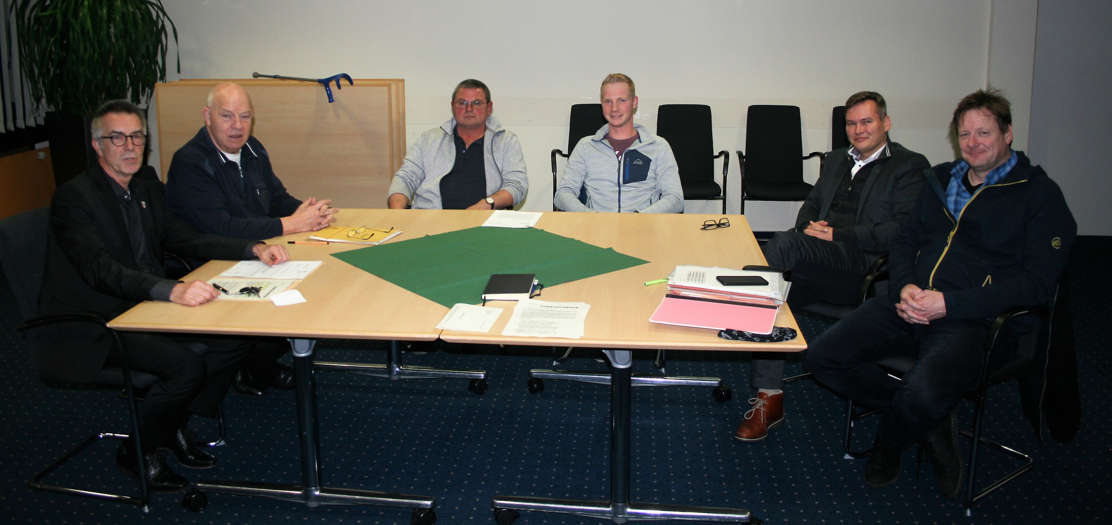 Franz Jirasek und die Mitglieder des Ortsgerichts an einem Tisch.