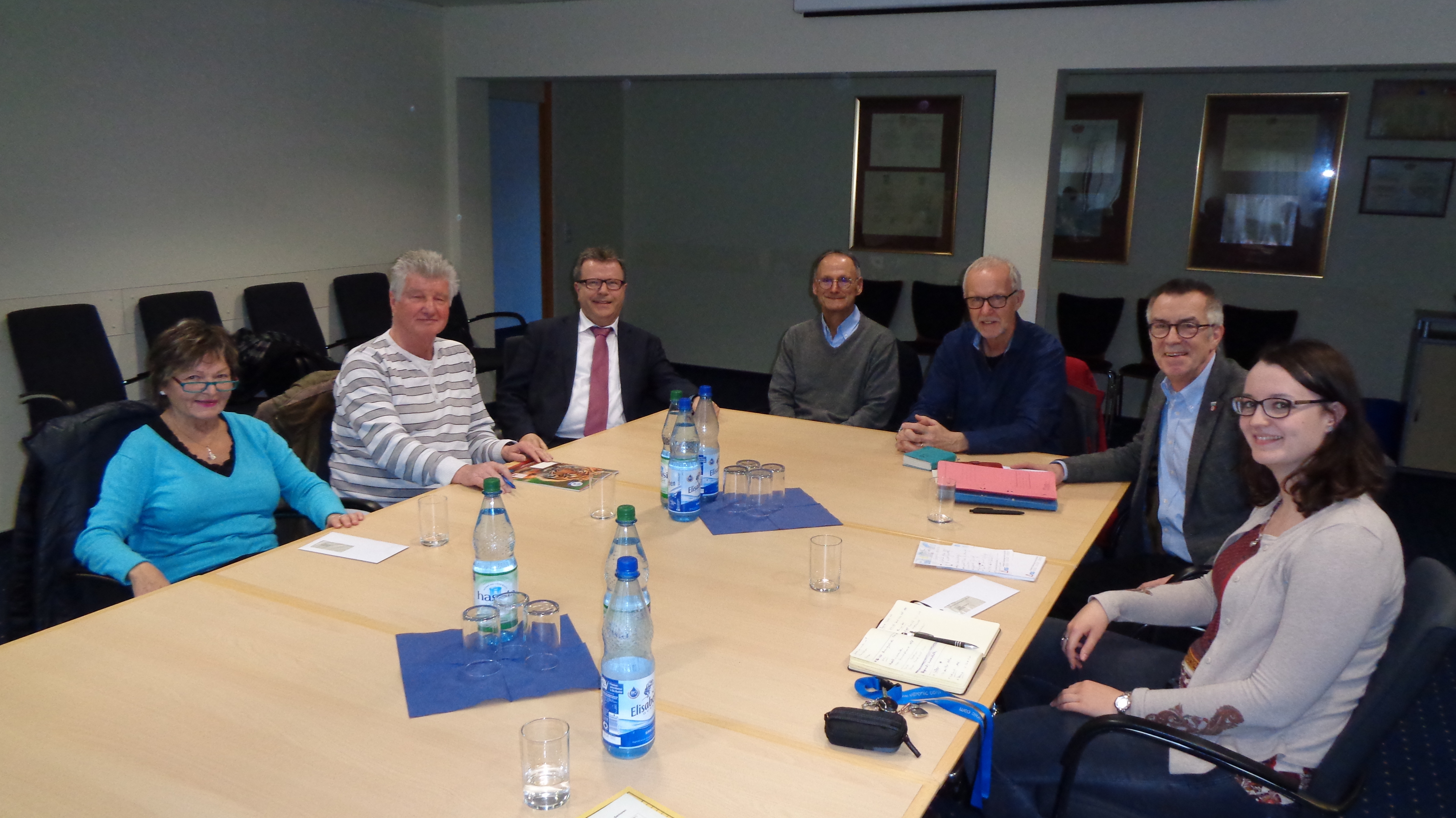 Die Sicherheitsberater für SEnioren sitzen mit Franz Jirasek und Mitarbeitern des Ordnungsamtes am Tisch.