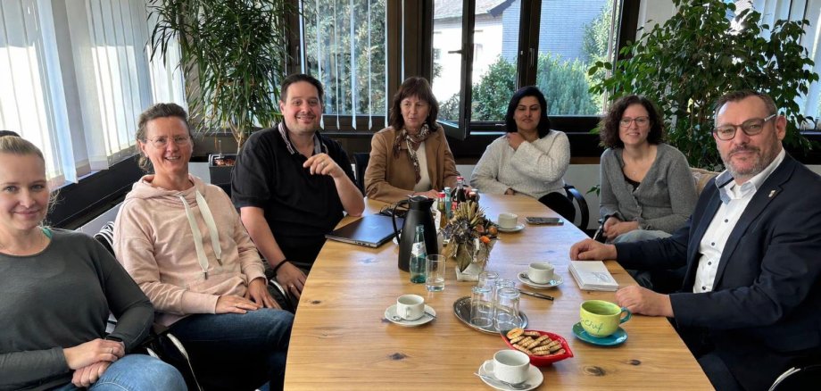 Tagesmütter mit Bürgermeister im Rathaus.