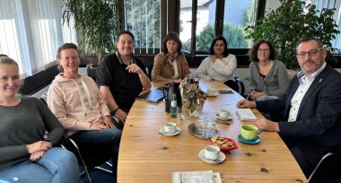 Die Tagesmütter im Büro von Bürgermeister Seitz.