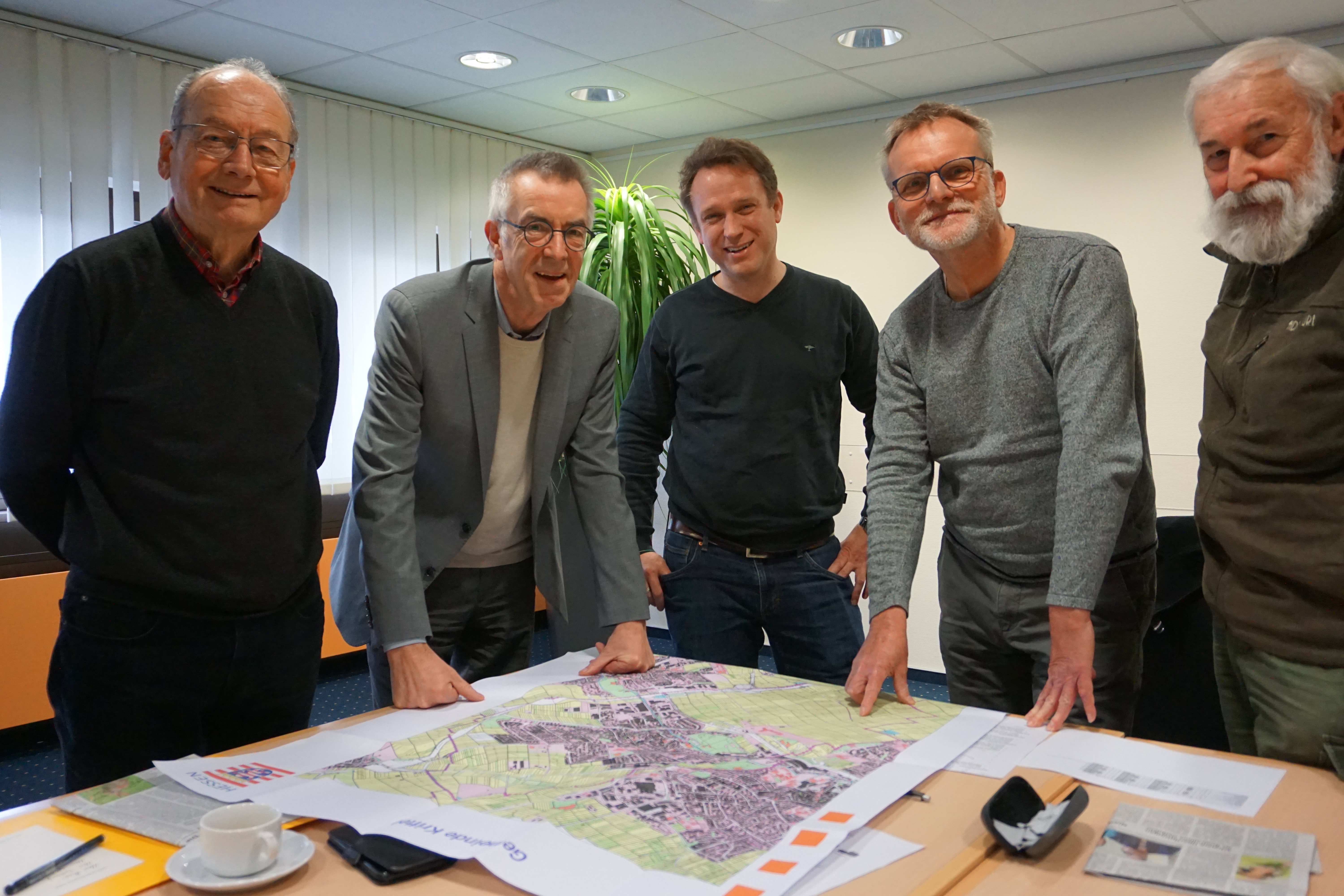 Die Vogelschutzbeauftragten mit Jirasek und Bauamtsleiter Mohr über Pläne gebeugt.