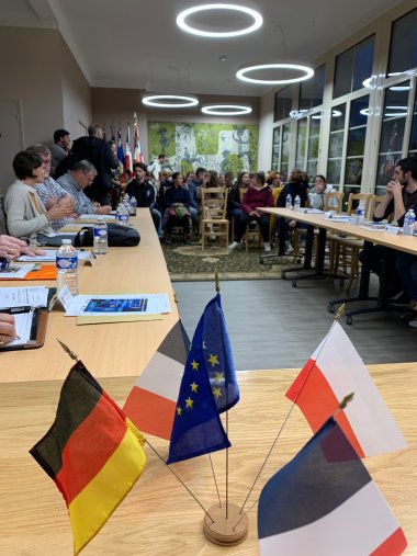 Europafahnen im Sitzungsaal.