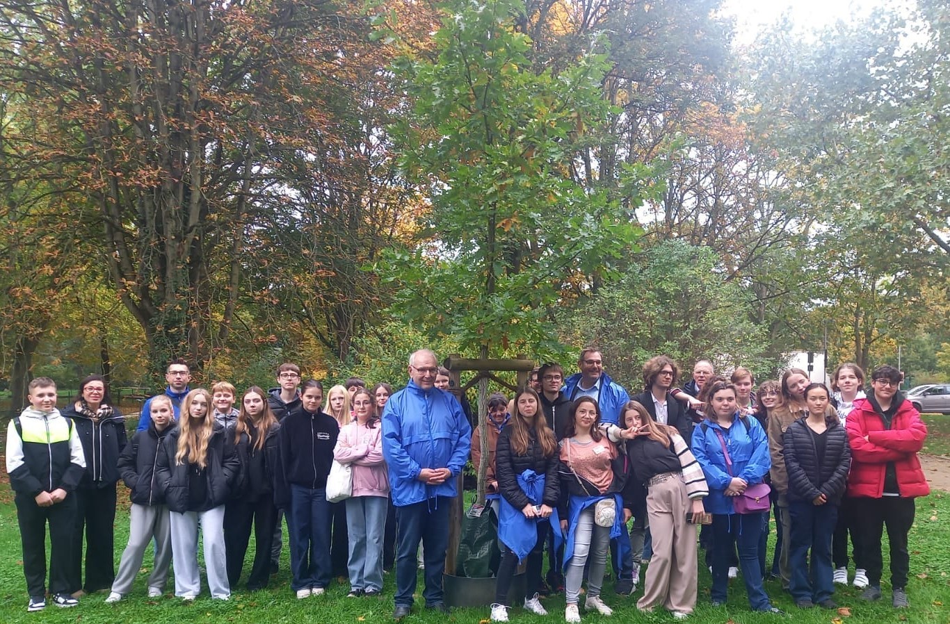 Die JUgendlichen rund um den Freundschaftsbaum im Freizeitpark.