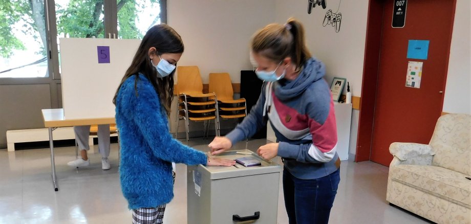 Ein Mädchen bekommt nach der Stimmabgabe einen Stempel auf die Hand.