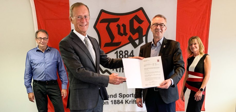 Staatsminister Wintermeyer mit Jirasek, Siebers und Albert im TuS-Vereinsheim.