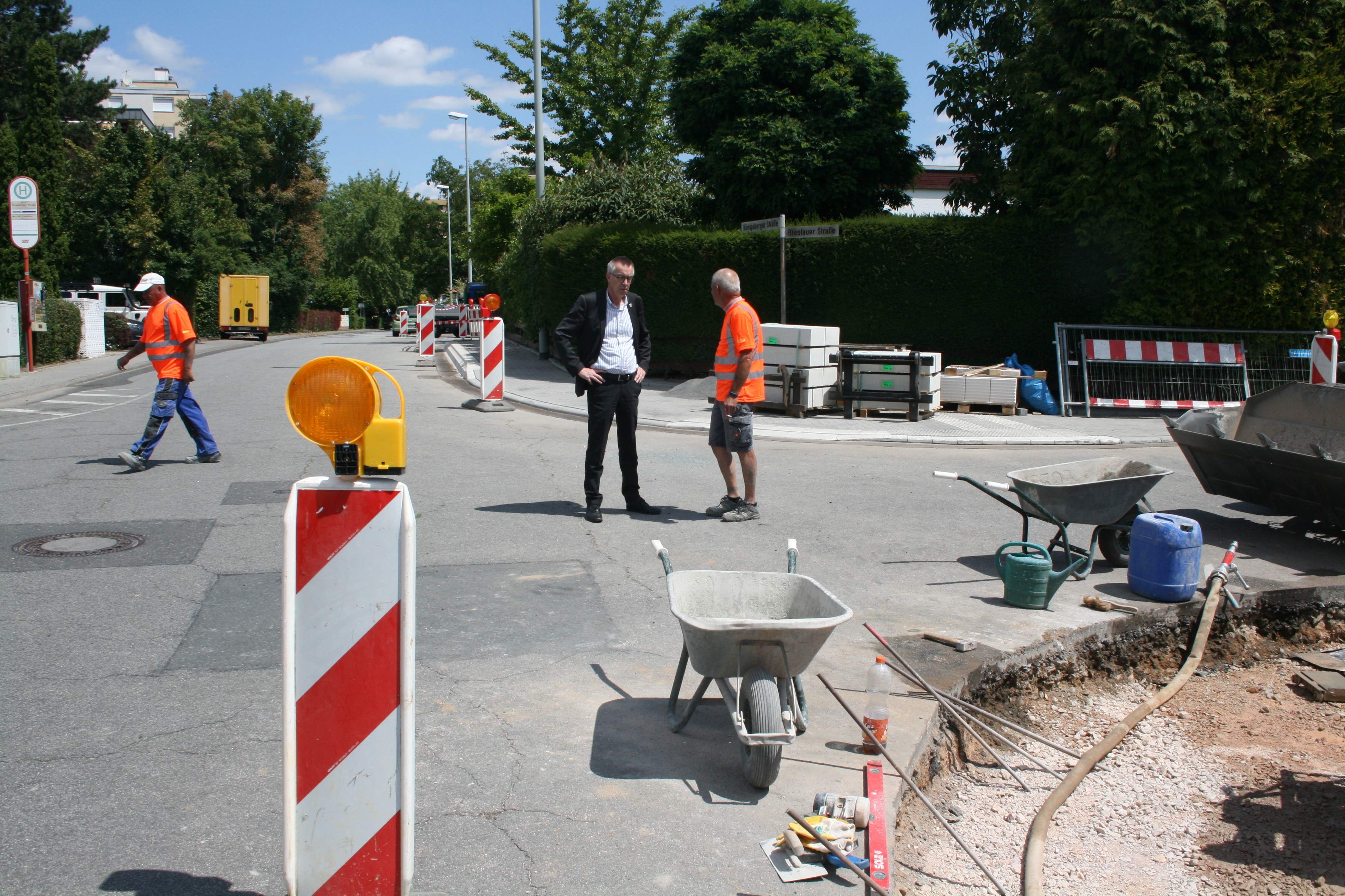 Der ERste Beigeordnete Franz Jirasek betrachtet den Baufortschritt in der Königsberger Straße.