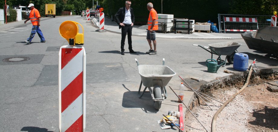 Der ERste Beigeordnete Franz Jirasek betrachtet den Baufortschritt in der Königsberger Straße.