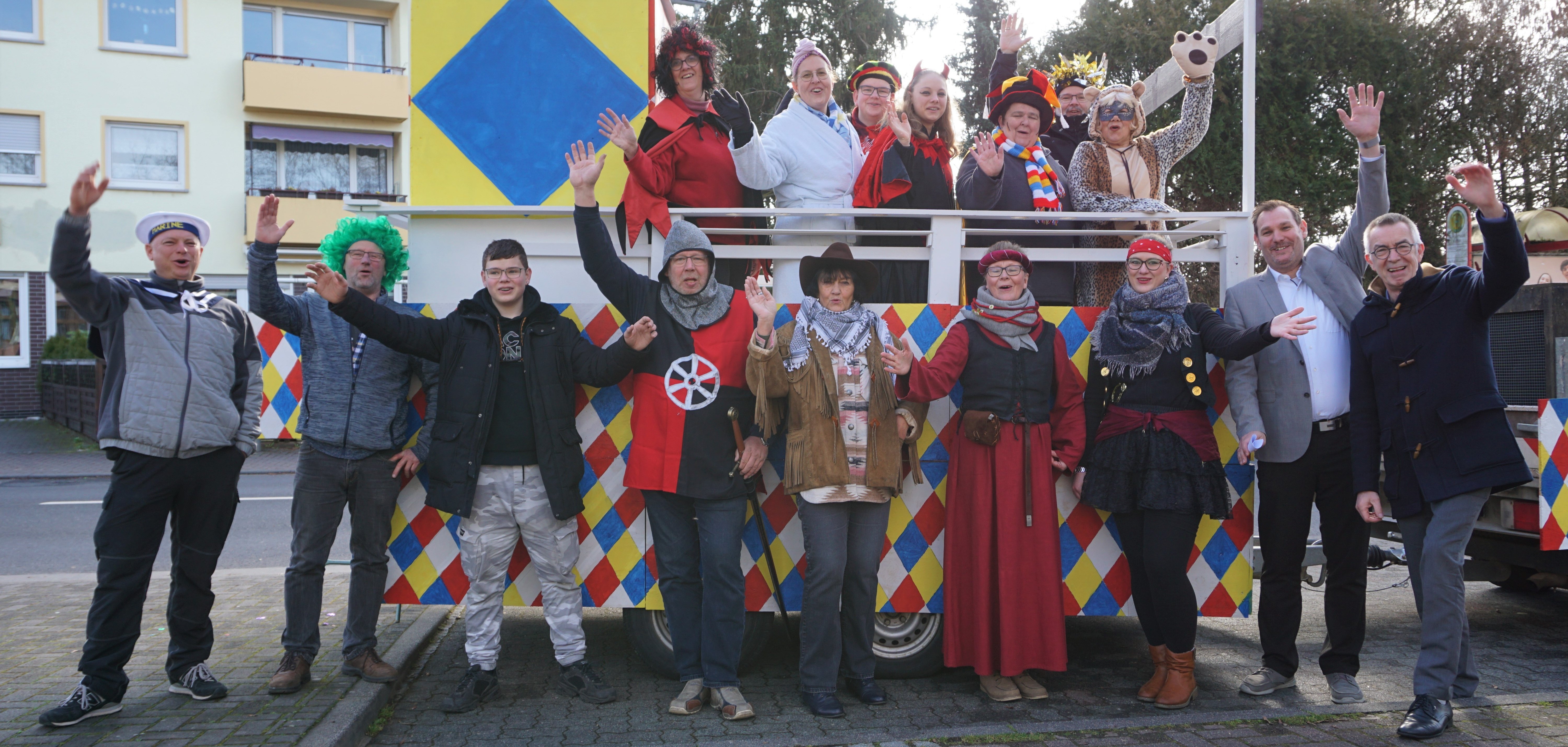 Der Umzugswagen vor dem Rathaus mit voller Besetzung und Rathausspitze.
