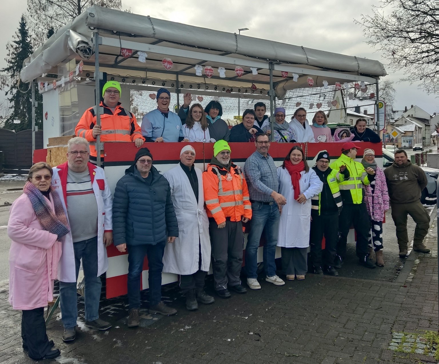 Bürgermeister SEitz mit Mitgliedern des Heimatvereins vor dem Umzugswagen.