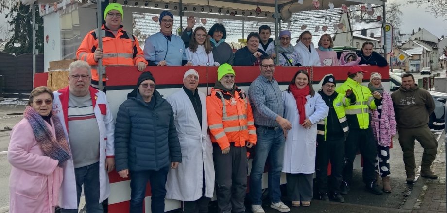 Bürgermeister SEitz mit Mitgliedern des Heimatvereins vor dem Umzugswagen.