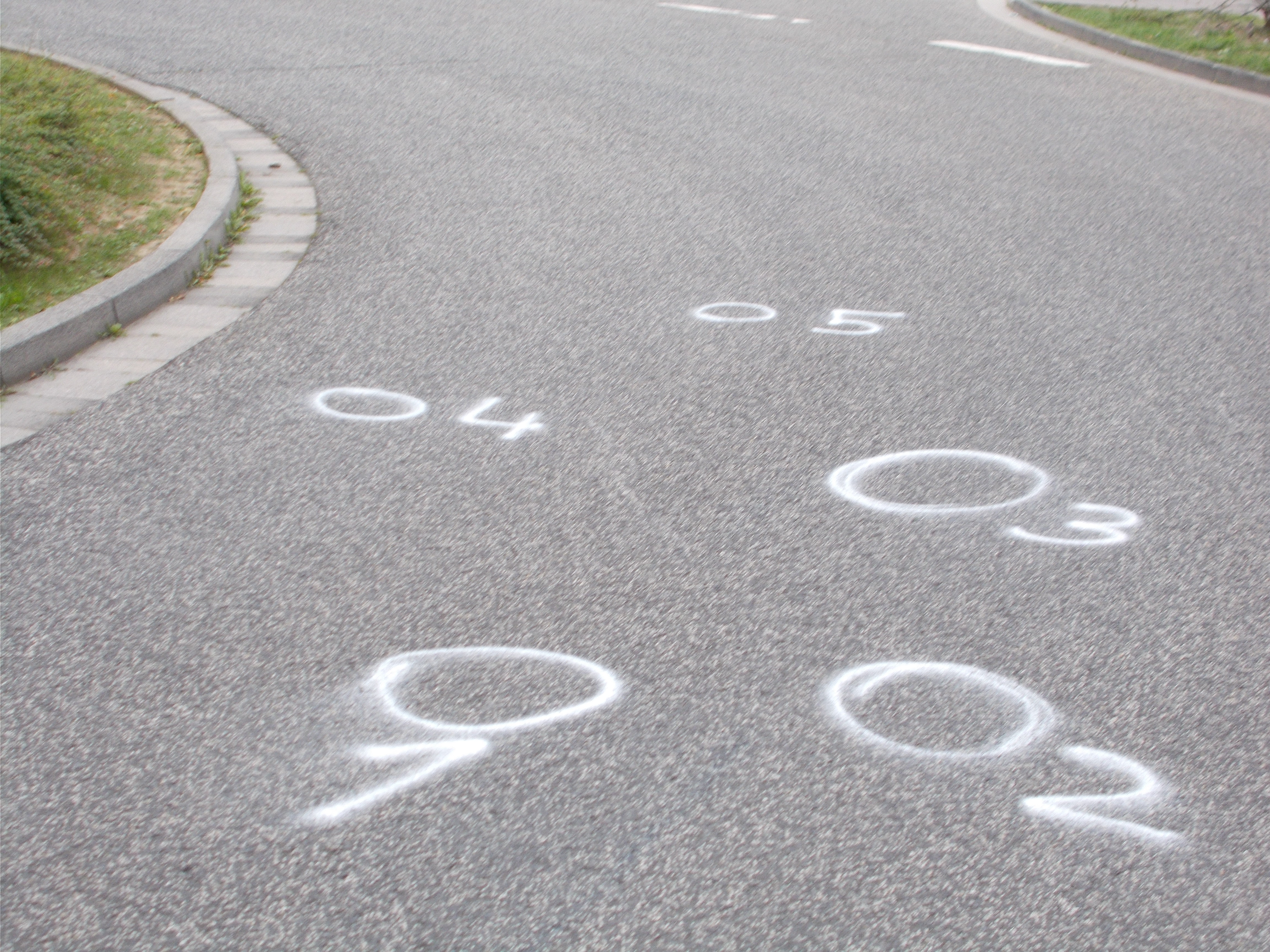 Gesprühte Kreise auf der Fahrbahn nach einem Verkehrsunfall.