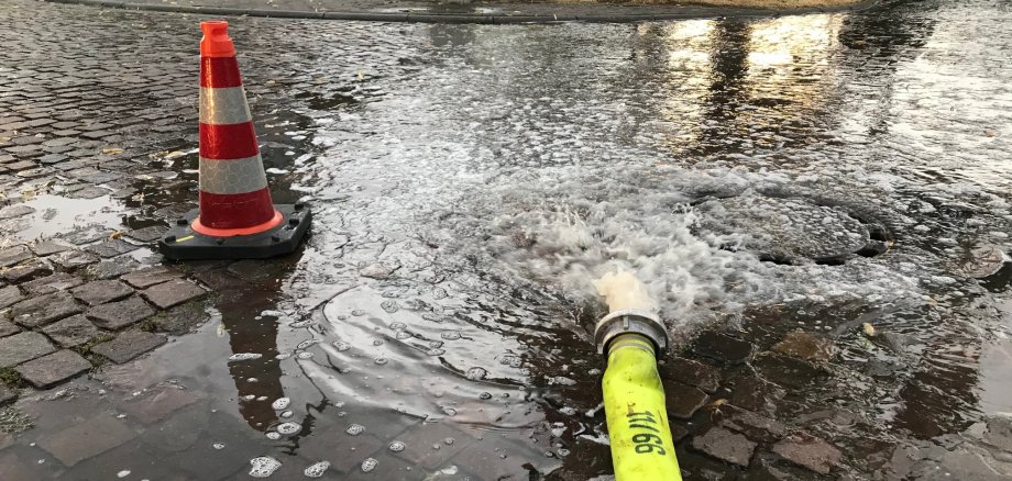 Ein Gulli läuft über 2019 beim Unwetter in Kriftel.