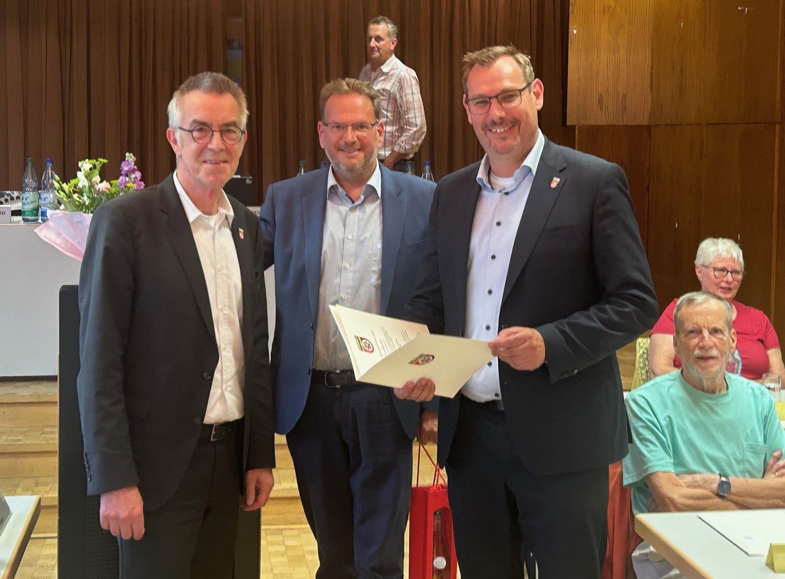 Jirasek, Feist und Seitz mit Urkunde.