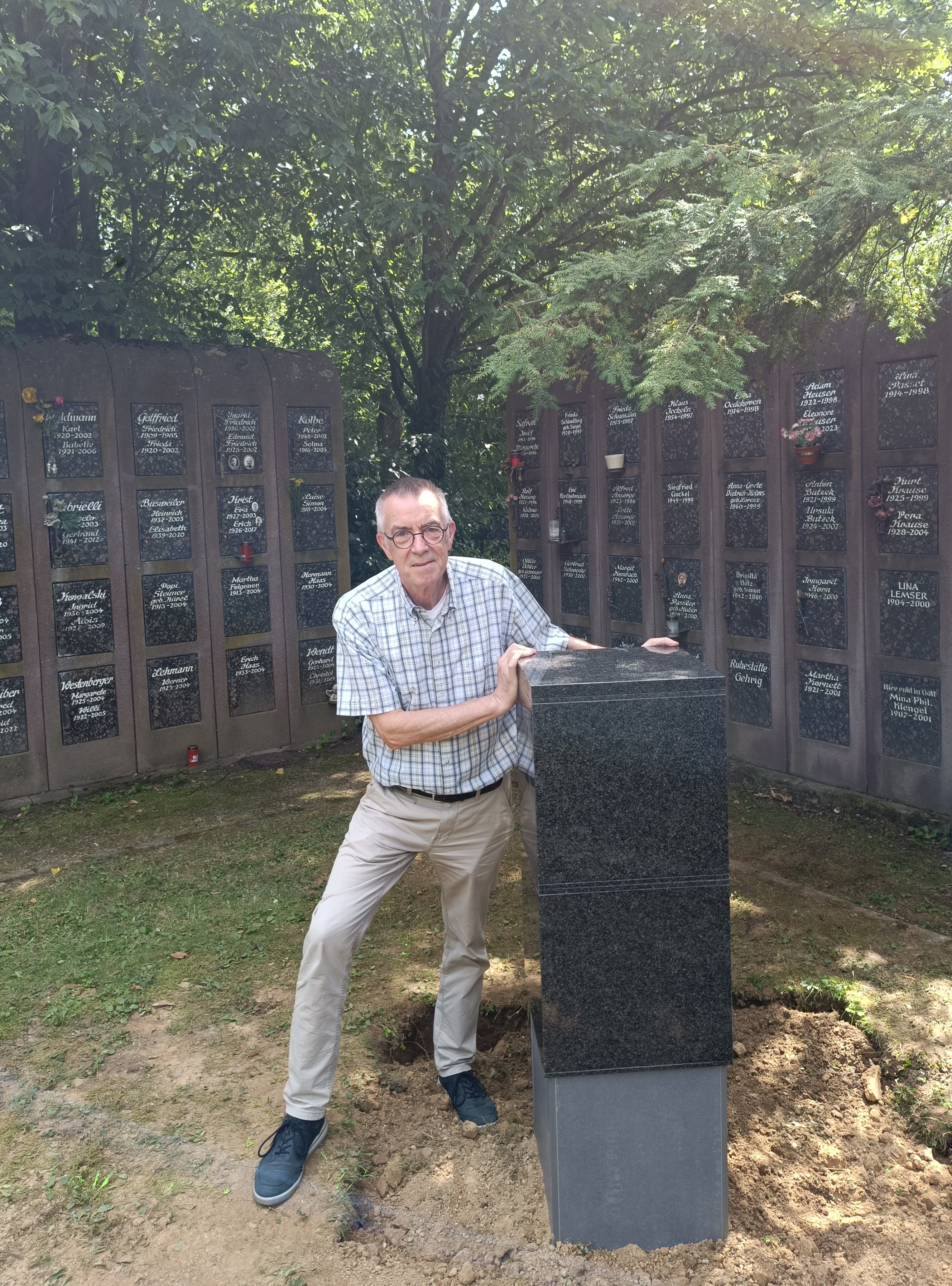 Jirasek neben dem neuen Urnen-Kandelaber.