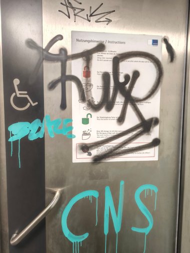 Auch der Wickeltisch ist angesprüht.