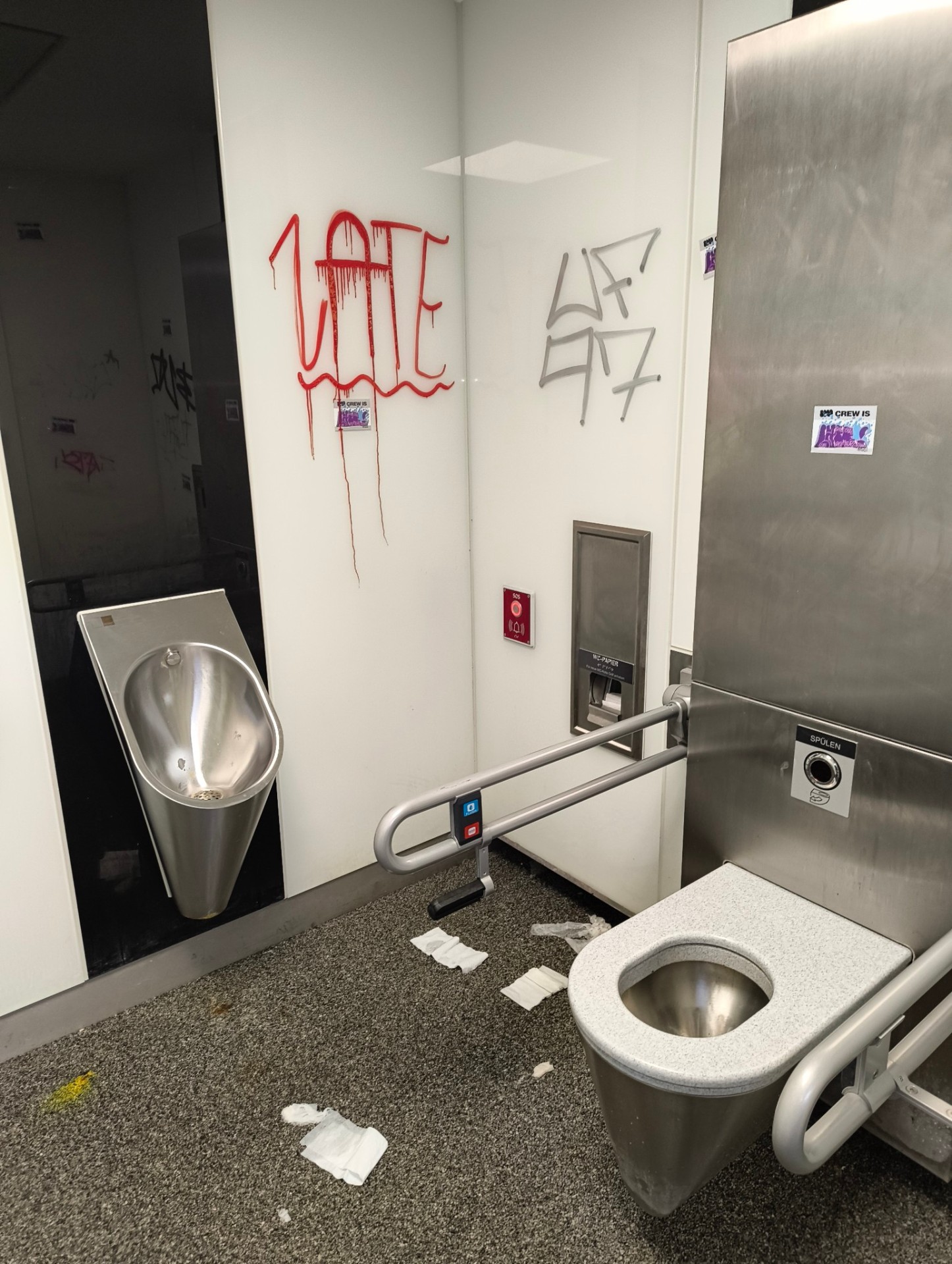 Graffiti im WC am Bahnhof.