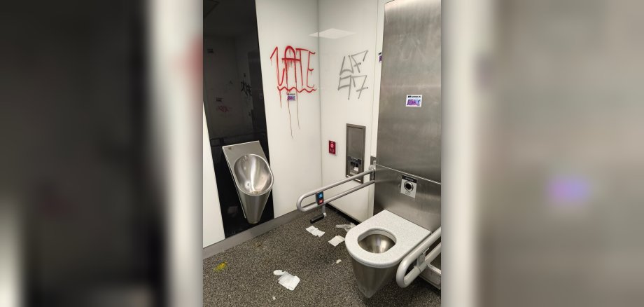Graffiti im WC am Bahnhof.
