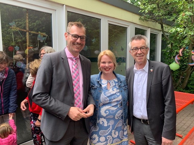 Bürgermeister Christian Seitz und der Erste Beigeordnete Franz Jirasek mit Sandra Golombek bei der Abschiedsfeier.