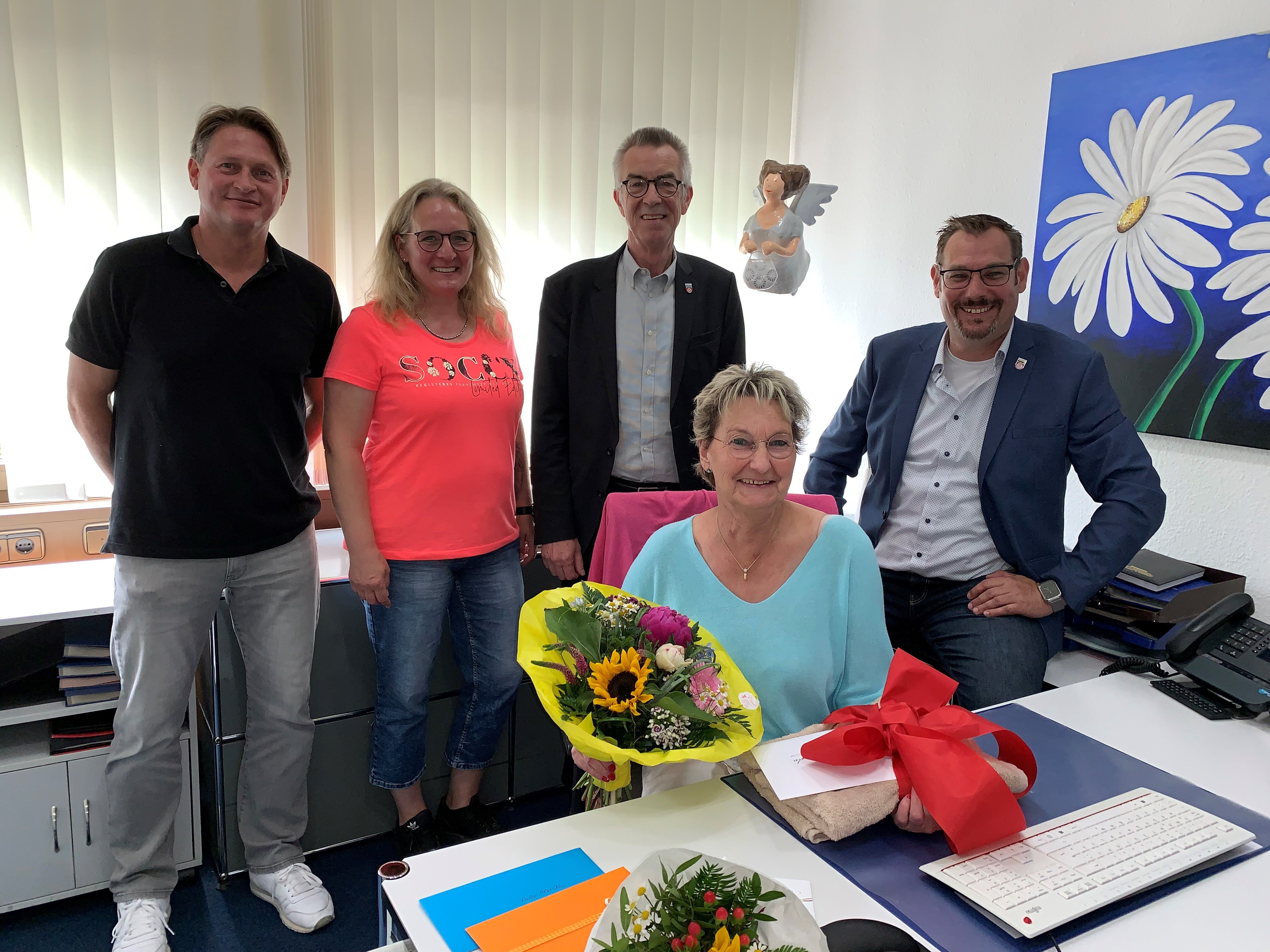 Anke Heerda im Kreis der Gratulanten.