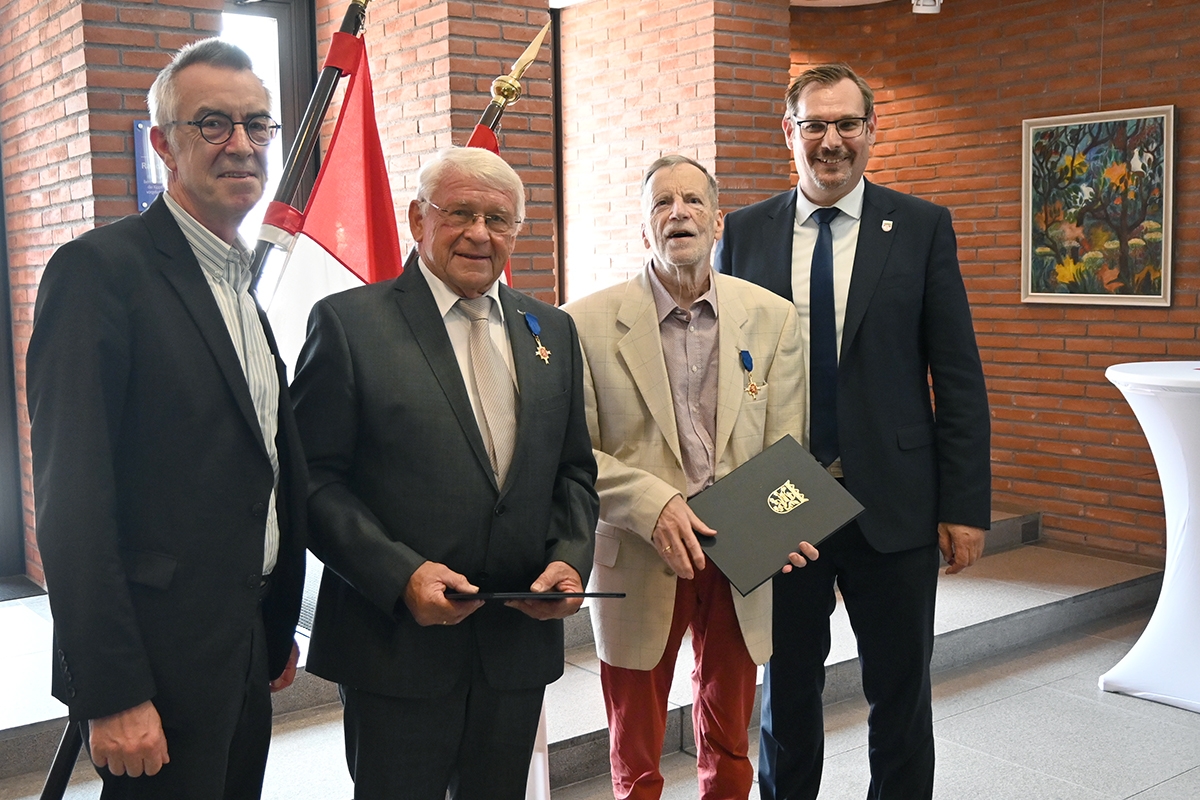 Hoss und Dillmann mit ihren Medaillen im Landratsamt.