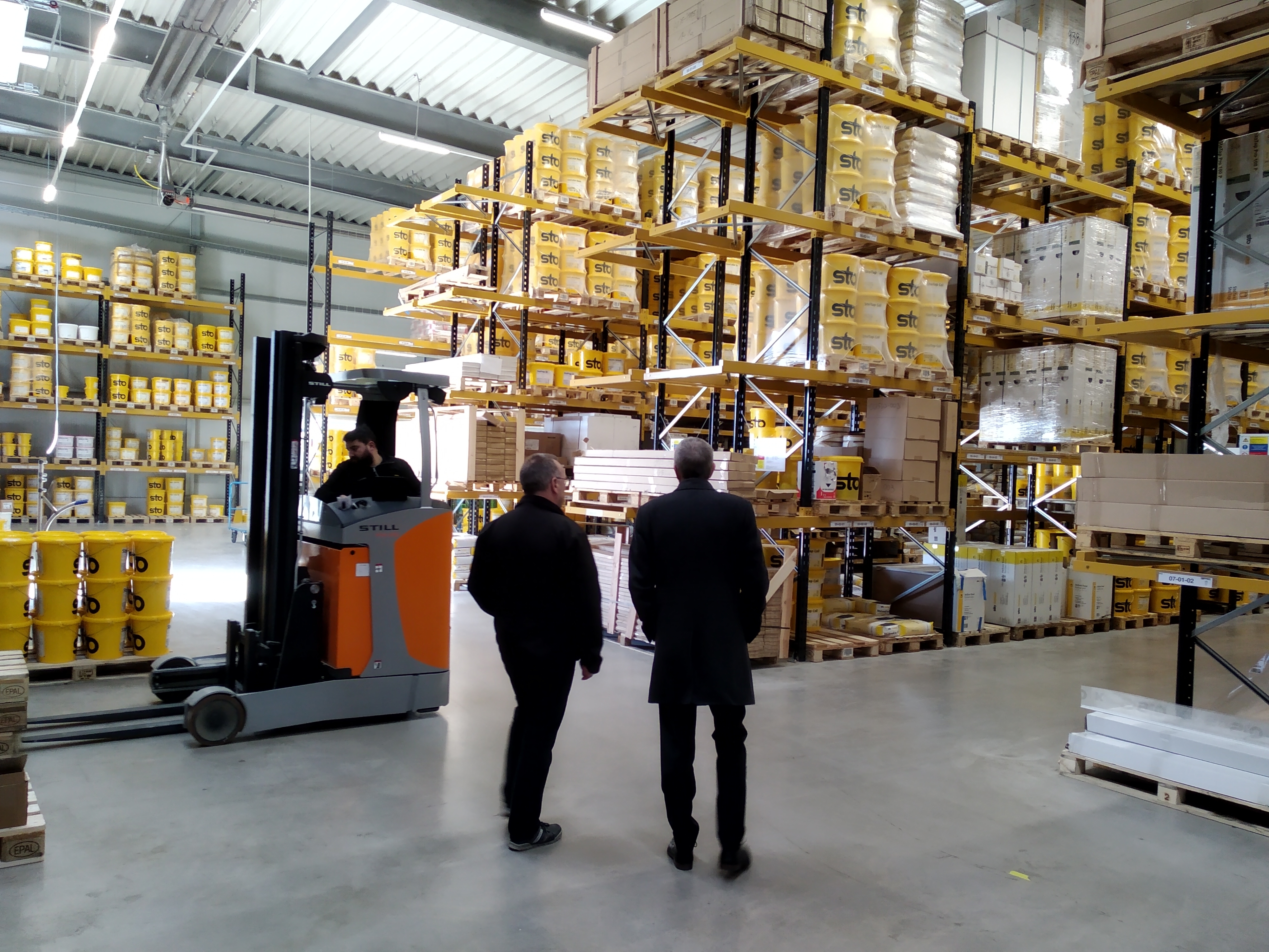 Franz Jirasek besichtigt die neue Halle für Farben und Lacke.