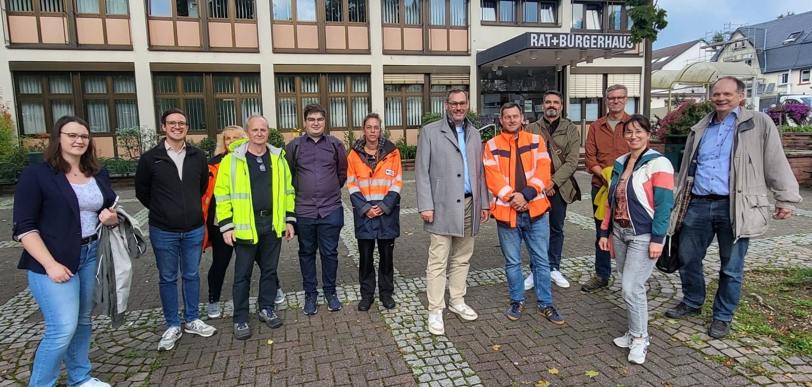 Teilnehmer der Verkehrsschau vor dem Rathaus.