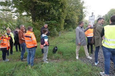 Fachleute an den Schienen.
