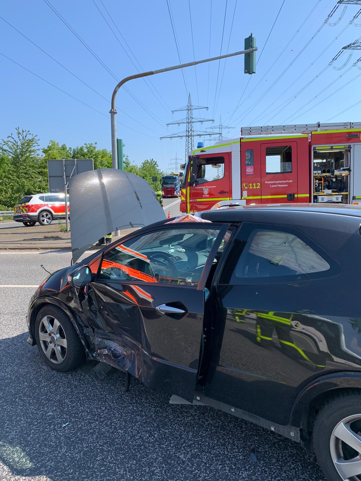 Ein vorne stark eingedelltes Auto auf der Landstraße zwischen Kriftel Hattersheim.