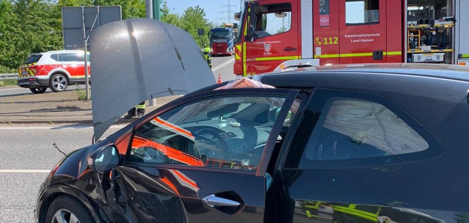 Ein vorne stark eingedelltes Auto auf der Landstraße zwischen Kriftel Hattersheim.